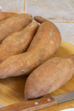 Birkaç çiğ patates, yakın plan, masanın üstünde.