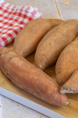 Birkaç çiğ patates, yakın plan, masanın üstünde.