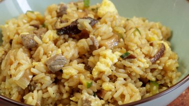 Kızarmış biftek, şitake mantarı ve sebze.