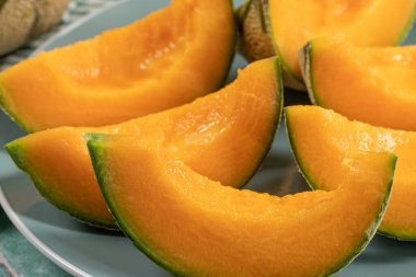 kavun parçaları, yakın plan, masanın üstünde.