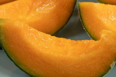 kavun parçaları, yakın plan, masanın üstünde.