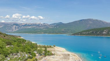 Sainte-Croix Gölü manzarası (Fransa)