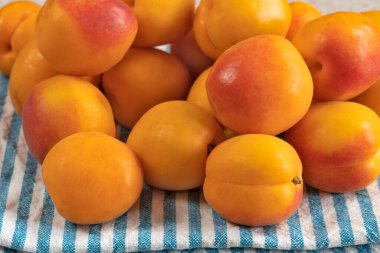 Birkaç kayısı, yakın plan, masanın üstünde.