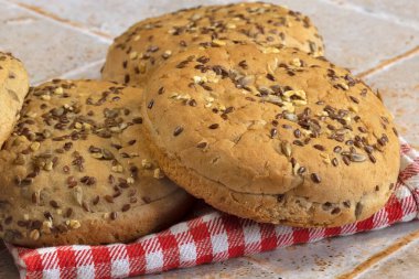 Hamburger için yuvarlak çörekler, yakın plan.