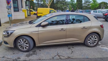 Vaison le Romaine, Vaucluse, Fransa - 20052023: Renault Megane bir otoparka park edilmiş