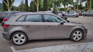 Vaison le Romaine, Vaucluse, Fransa -20052023: Audi A3 TDI otoparka park edilmiş