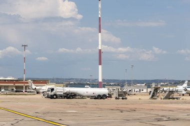 Marignane, Bouches-du-Rhne, Fransa - 05292023: Marsilya Provence havaalanı pistinin manzarası