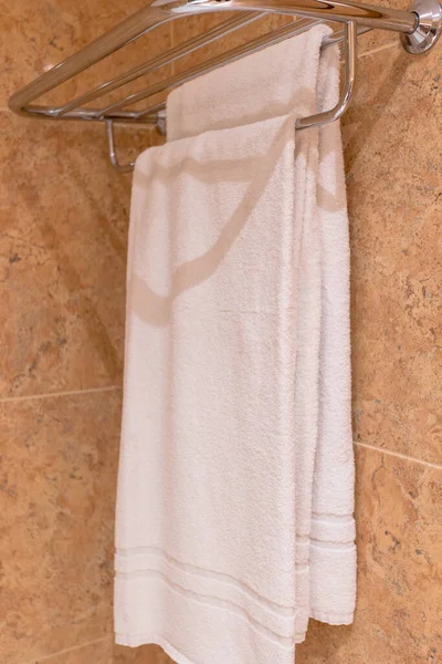 白色毛巾挂在浴室的毛巾架上 — 图库照片
