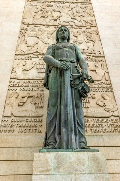 Дама Суду Править Перед Будівлею Суду Порту Португалія — стокове фото