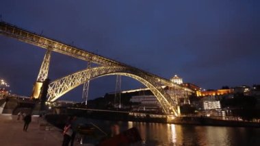 Porto, Kuzey Bölgesi, Portekiz - 05 31 2023: Geceleri Dom Luis Köprüsü (Porto, Portekiz)