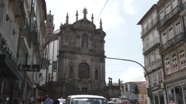 ポルト 北地域 ポルトガル 05302023年 聖職者教会のファサードと観光客やお店でいっぱいの通り ポルト ポルトガル — ストック動画