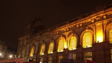 Porto, Kuzey Bölgesi, Portekiz - 05 31 2023: Porto tren istasyonunun gece manzarası