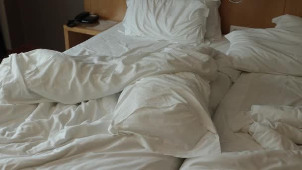 Ranjang Yang Belum Dibuat Dengan Seprei Putih Tempat Tidur Kosong — Stok Video