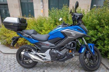 Porto, Kuzey Bölgesi, Portekiz - 05302023: Bir kaldırıma park edilmiş Honda NC 750 motosiklet manzarası.