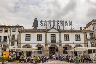Vila Nova de Gaia, Kuzey Bölgesi, Portekiz - 05: 30 2023: restoran ve Sandeman limanı şarap mahzeni