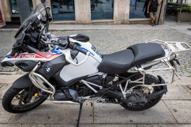 Porto, Kuzey Bölgesi, Portekiz - 05302023: Kaldırıma park edilmiş bir BMW motosiklet görüntüsü.