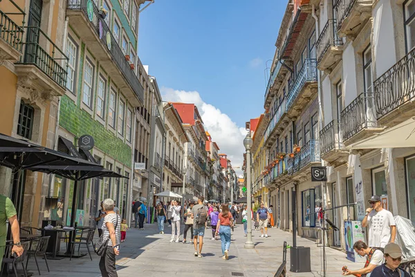 Porto, Kuzey Bölgesi, Portekiz - 05312023: Güneşli bir günde Porto Caddesi