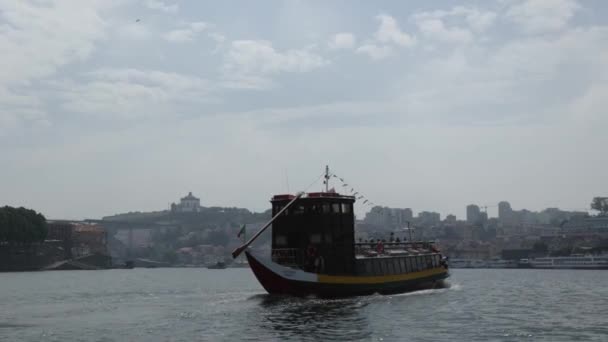 葡萄牙北部地区波尔图 2023 多罗河上一艘游轮的景观 — 图库视频影像