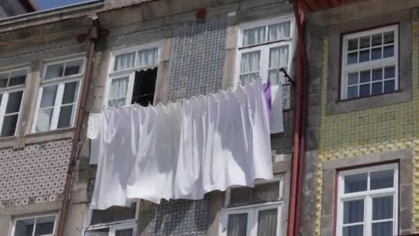 ポルトガルのアパートの外の布の上のシート — ストック動画