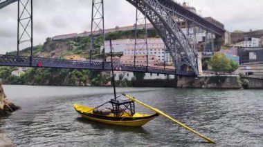 Oporto 'da bateau Rabelo, Oporto' da Pont Dom-Lus ve Oporto 'da rıhtım (Portekiz).)