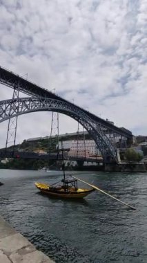 Rabelo teknesi, Porto 'da Dom-Lus köprüsü ve Porto şehrinde Cais de Ribeira (Portekiz)