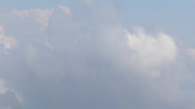 Uçak uçuşu sırasında bulutların ve toprağın havadan görünüşü