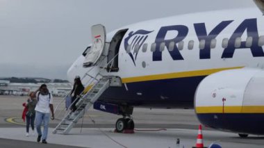 Marignane, Bouches-du-Rhne, Fransa - 05292023: Marsilya Havaalanı pistindeki Ryanair uçağı yolcuları uçaktan iniyor