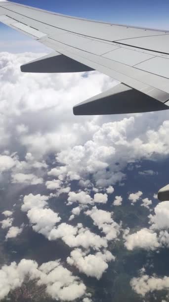 Ala Avión Nubes Paisaje Debajo — Vídeo de stock