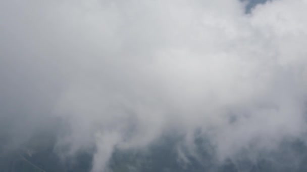 飛行機の飛行中の雲と地上の空の景色 — ストック動画