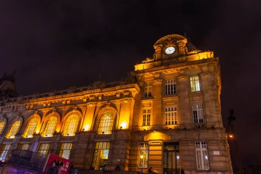 Porto 'daki tren istasyonunun gece görüşü