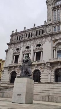 Portekiz 'deki Avenida dos Aliados' ta Porto Belediye Binası 'nın önündeki Almeida Garrett heykelinin görüntüsü..