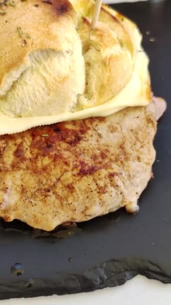 Eritilmiş Peynirli Izgara Tavuklu Sandviç Yakın Plan — Stok video