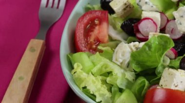 Bir tabak peynirli karışık salata.