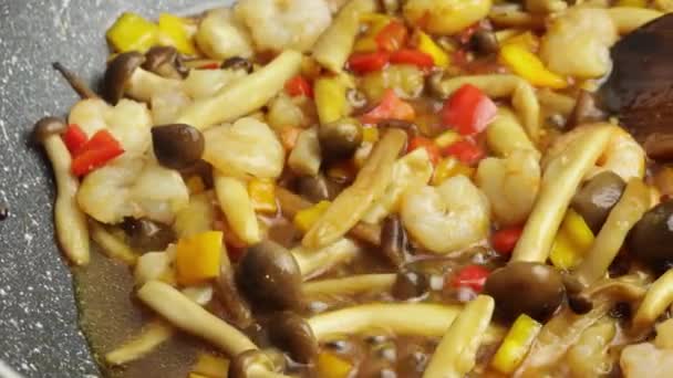 Champignons Crevettes Légumes Asiatiques Sautés Dans Une Sauce Soja — Video