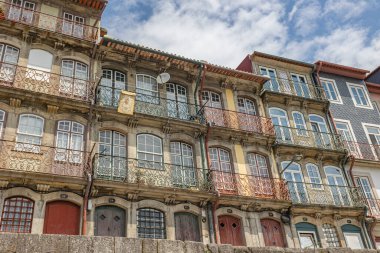 Nehrin kıyısındaki eski Porto kasabasındaki tarihi evin cephesi 