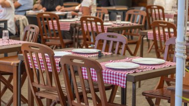 Restoran masaları bistro terasında.