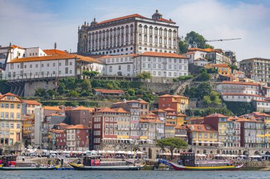 Eski Porto kasabasından (Portekiz) Douro manzarası)