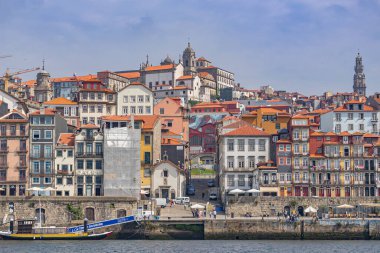 Eski Porto kasabasından (Portekiz) Douro manzarası)