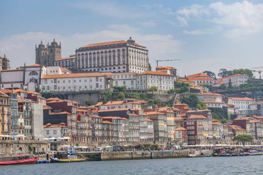 Eski Porto kasabasından (Portekiz) Douro manzarası)