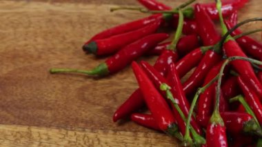 Bir grup kırmızı biber Bir masaya yakın