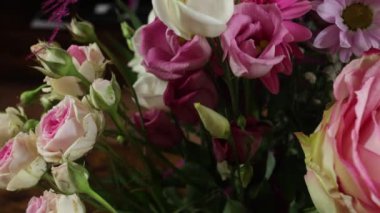 Yakın plan bir buket çiçek.