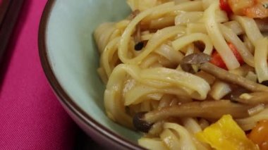 Erişte, Asya mantarı, karides ve soya soslu sebze.
