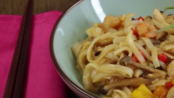 Nouilles Champignons Asiatiques Crevettes Légumes Sauts Sauce Soja — Video