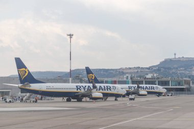 Marignane, Bouches-du-Rhne, Fransa - 06012023: Marsilya Provence havaalanı pistindeki Ryanair uçağı