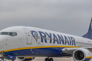 Marignane, Bouches-du-Rhne, Fransa - 02062023: Marsilya Provence havaalanı pistindeki Ryanair uçağı