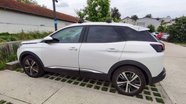 Aziz Rambert, Auvergne-Rhne-Alpes, Fransa - 21052023: Peugeot 3008 Bir park yerine park edilmiş