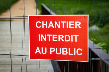 İnşaat alanı halka açık değil. Çitlerden sarkan bir tabelaya Fransızca yazılmış.