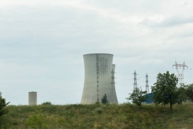 Saint-Paul-Trois-Chteaux, Drme, Fransa - 05212023: Tricastin nükleer santralinin soğutma kulelerinin manzarası