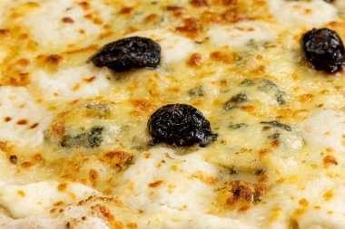 Üç peynirli pizzaya yakın çekim