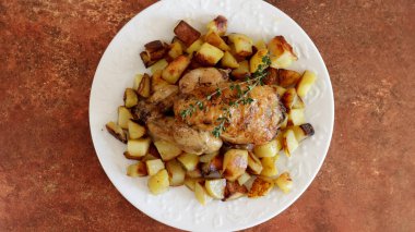 Kızarmış tavuk ve kızarmış patates.